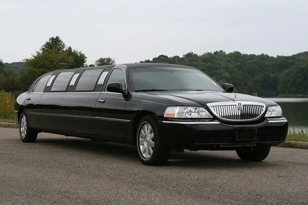 10-Passenger-Lincoln-Town-Car-Limo-640w